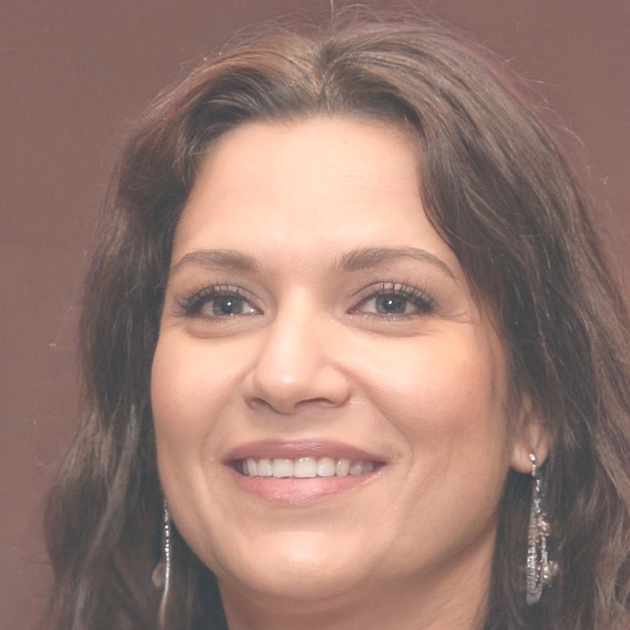 Elena Ruiz, Consultora Senior